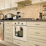 Central Brasov Apartment شقة
