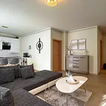 Central Brasov Apartment * براشوف